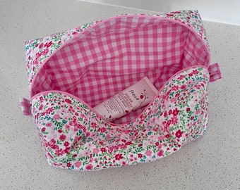 Borsa per il trucco trapuntata fatta a mano - Pink Floral Gingham - Borsa cosmetica, Borsa da toilette, Borsa per il trucco, Borsa per il trucco floreale, Regali per lei