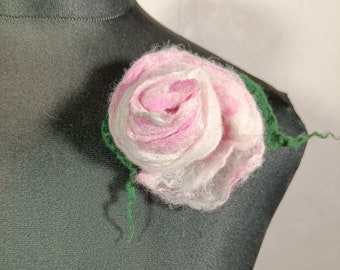 Broche fleur en laine