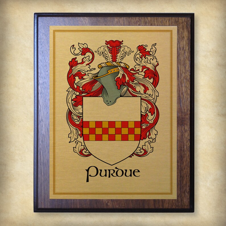K&ouml;nnte beinhalten: Eine Holzplakette mit goldenem Hintergrund, die ein Wappen mit einem rot-goldenen Schachbrett-Schild, einem gr&uuml;nen Helm und roten und goldenen floralen Designs zeigt. Der Text "Purdue" ist in Gold unter dem Schild geschrieben.
