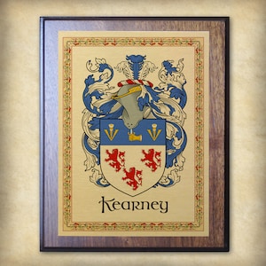 K&ouml;nnte beinhalten: Eine Holzplakette mit goldenem Hintergrund und einem Wappen mit einem blauen Schild mit drei goldenen Lilien, drei roten L&ouml;wen und einem goldenen Handschuh. Der Name "Kearney" ist in goldener Schrift unter dem Wappen geschrieben.
