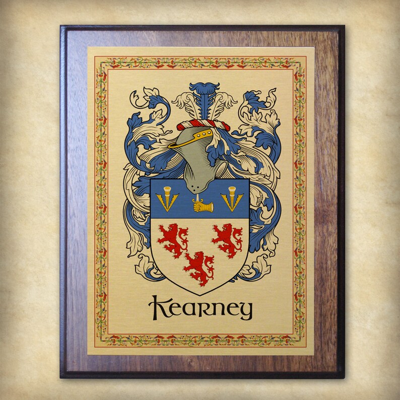 K&ouml;nnte beinhalten: Eine Holzplakette mit goldenem Hintergrund und einem Wappen mit einem blauen Schild mit drei goldenen Lilien, drei roten L&ouml;wen und einem goldenen Handschuh. Der Name "Kearney" ist in goldener Schrift unter dem Wappen geschrieben.