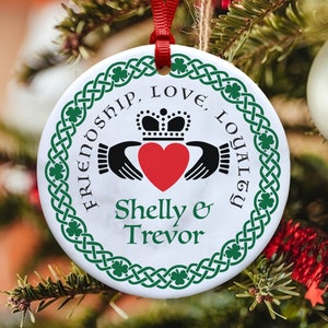 Personalisiertes Paar Claddagh Ring Geschenk (Keramikverzierung)