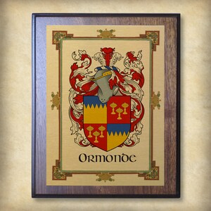 K&ouml;nnte beinhalten: Eine Holzplakette mit goldenem Hintergrund und einem Wappen mit einem Schild in den Farben Gelb, Rot und Blau. Der Schild ist von einem Helmzier und einem floralen Design umgeben. Der Text "Ormonde" ist unter dem Schild gedruckt.