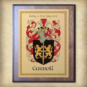 K&ouml;nnte beinhalten: Eine gerahmte Plakette mit goldenem Hintergrund und einem schwarzen und goldenen Wappen. Die Plakette hat einen goldenen Rahmen und den Text "Andy - 21st July 2013" und "Carroll" in goldenen Lettern.
