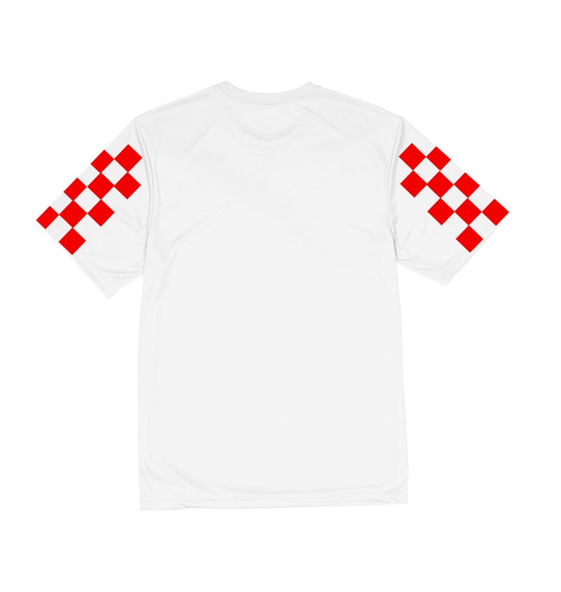 Puede incluir: Camiseta blanca con estampado de cuadros rojos y blancos en las mangas.