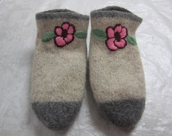 felted wool slippers, raggwool lt grey-brown tweed foot&dr gray wool toes,heels,cuffs; 10 inches,W 9;l Embroidery flower accents;made in USA