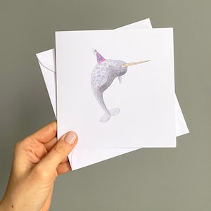 Tarjeta de cumpleaños Premium Narwhal 'Party Animal' - Opción de mensaje escrito a mano. Impresión reciclada ecológica y de alta calidad con sobre.