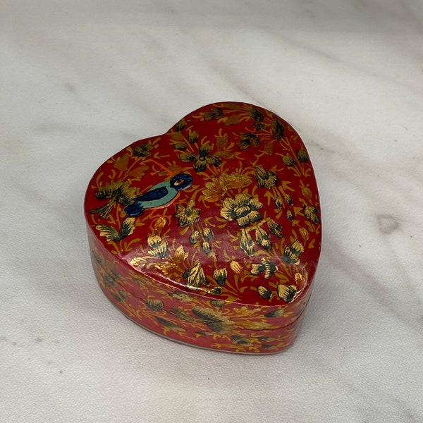 Flower Print Jewelry Box - Caja de baratijas de papel mache pintado a mano - Caja de pájaros en forma de corazón por Kashmir Gout Emporium