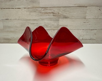 Fazzoletto di vetro vichingo, ciotola di vetro a quattro punte, piatto di bon bon in vetro rubino, vintage, vetro rubino epico, vetro da collezione
