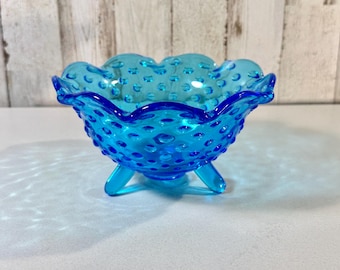 Ciotola in vetro LE Smith Hobnail Trifoot, piatto per caramelle, ciotola in vetro blu vintage, piatto in vetro artistico da collezione con piedini