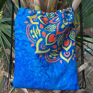 Mochila con cordón - Diseño reversible de mandala dorado y fantasma