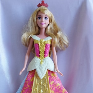 Principesse Disney Aurora Magic Dress La Bella Addormentata - Mattel - Bambola