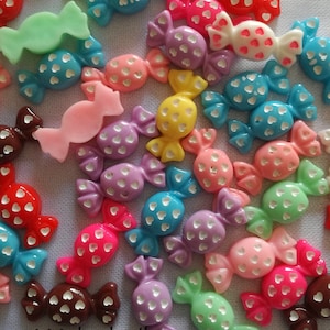 Cabochon plat "Bonbon à coeurs" pour embellissement ou miniature - 23 mm - 10 coloris