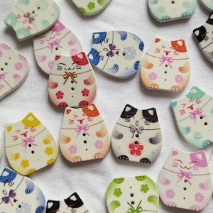 Set di 4 bottoni gatto portafortuna giapponese "Maneki-neko" in legno - 25 mm - 8 colori disponibili