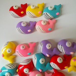 Cabochon plat "Baleine" en résine, pour embellissement - 27 mm - 5 coloris - DERNIERES PIECES
