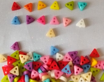 Lot of 20 Tiny Triangle Buttons in plastic - 6 mm - 13 colors available