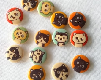 Puede incluir: Surtido de 13 botones de madera con diferentes diseños de gatos. Los botones son redondos y tienen una variedad de colores, incluyendo naranja, amarillo, verde, azul y negro. Cada botón tiene una cara de gato diferente con expresiones únicas.