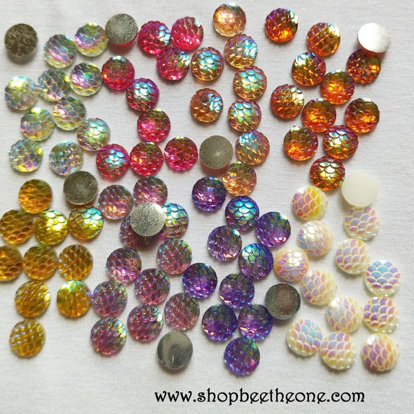 Lot de 10 Cabochons strass demi-perle rond Ecaille de sirène/dragon nuancier irisé brillant - 10 mm - 8 coloris