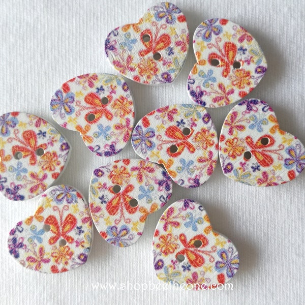 Lot de 7 Bouton Petit Coeur "Papillons multicolores" en bois - 17 mm pour customisation, couture, scrapbooking