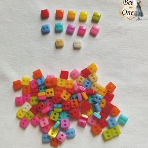Confezione da 20 mini bottoni quadrati in plastica - 5 mm - 12 colori disponibili