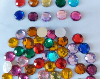 Set mit 25 facettierten runden Halbperlen-Strass-Cabochons – 10 mm – 10 Farben