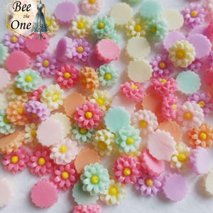Lot de 10 Cabochons plats "Petite Fleur colorée" pour embellissement ou miniature - 12 mm - 6 couleurs