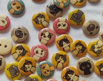 Puede incluir: Surtido de botones de madera con varios diseños de gatos. Los botones son redondos y presentan fondos de colores diferentes y caras de gatos. Los botones miden aproximadamente 2,5 cm de diámetro.