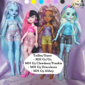 Puede incluir: Cuatro muñecas Monster High con pantalones cortos y tops brillantes. Las muñecas son de diferentes colores y tienen diferentes peinados. El texto de la imagen dice "Tailles/Sizes: - MH G1/G2 - MH G3 Clawdeen/Frankie - MH G3 Draculaura - MH G3 Abbey"