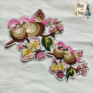 Broderad applikation med ett par fåglar på en blommande gren - 2 storlekar (sydda på eller strykbara)