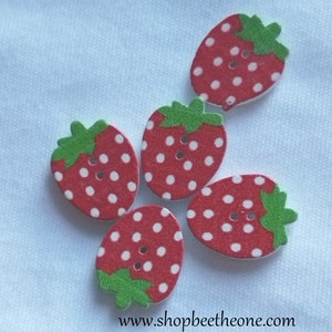 Juego de 5 botones de madera pequeños con lunares de fresa - 15 mm