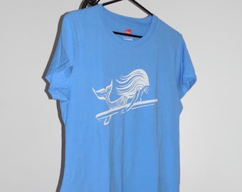 T-shirt Zeemeermin Surfs-A-Lot van Creative Cuzzin