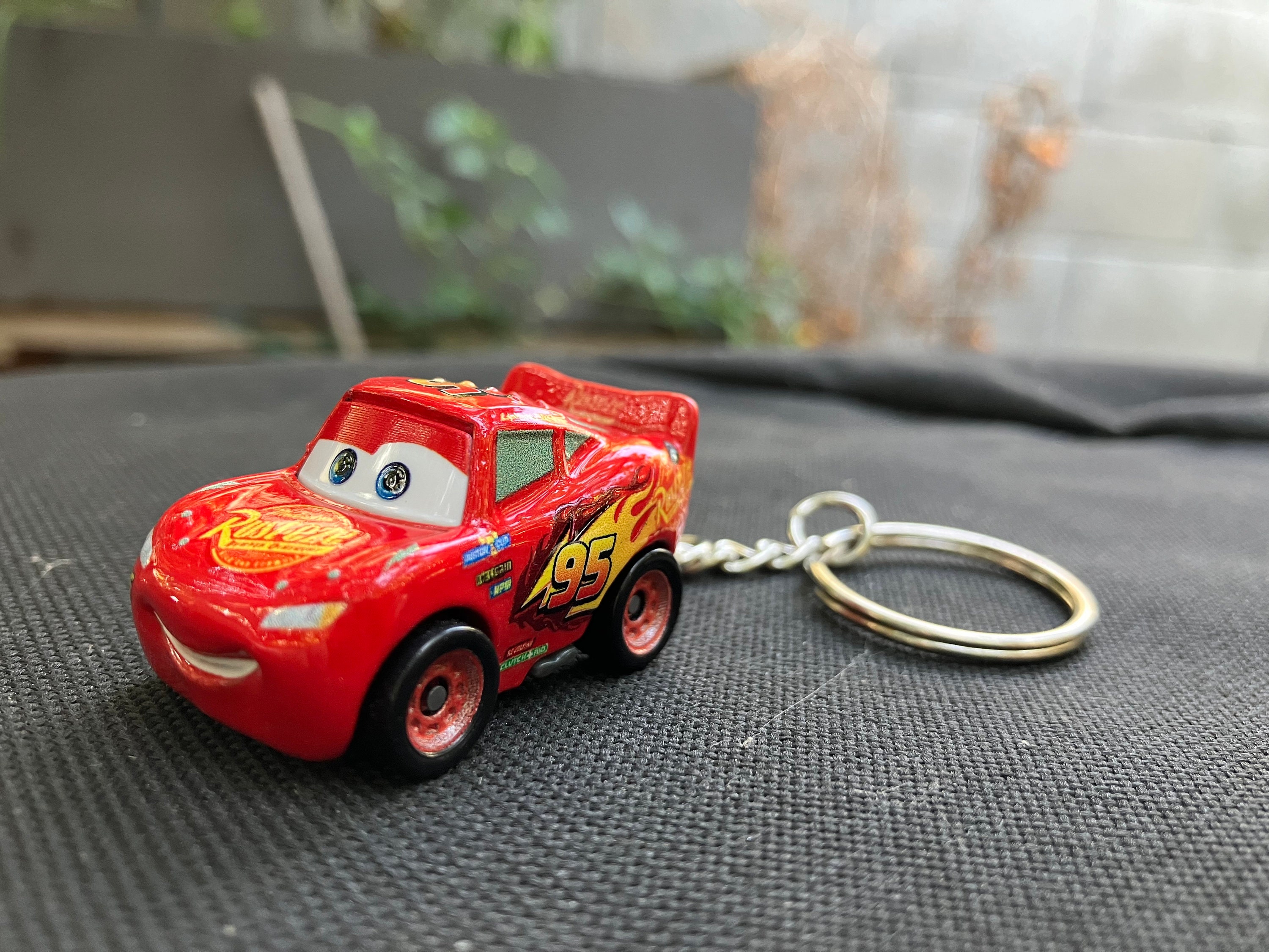 Schlüsselanhänger Cars mit Lightning McQueen Motiven auf der