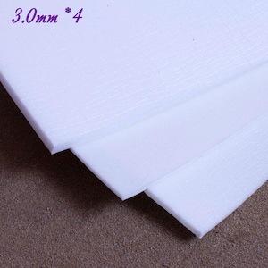 Op de afbeelding: Close-up van vier witte schuimplaten, elk 3,0 mm dik, onder een hoek gestapeld. De platen hebben een licht getextureerd oppervlak. De tekst "3.0mm *4" staat in de linkerbovenhoek.