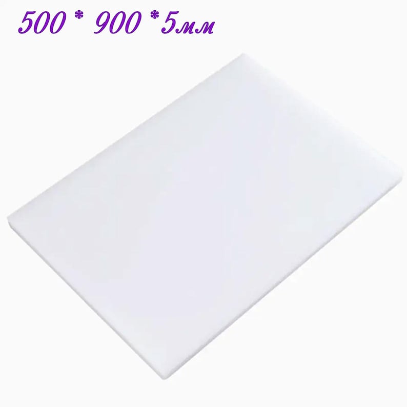 Puede incluir: Un objeto rectangular blanco con el texto "500 * 900 * 5mm" en morado. El objeto parece ser una superficie plana y s&oacute;lida, posiblemente una tabla de cortar o un art&iacute;culo similar. Las dimensiones son de aproximadamente 50 cm por 90 cm.