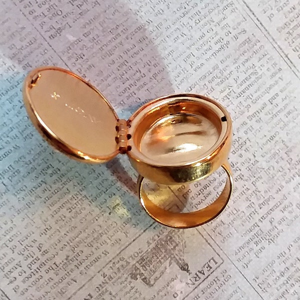 Elegant Vintage Cameo Poison Ring. Goldtone Finish. Universal Adjustable Fit Locket Ring. Unique Novelty Assasin's Ring. Empty Perfume Ring.