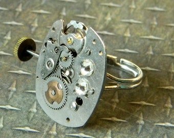 Bague de mouvement de montre personnalisée recyclée. Bague d'horlogerie cinétique. La bague fantaisie steampunk peut se blesser et bouger !