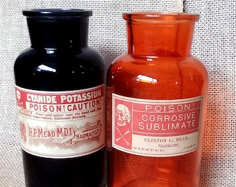 Reproduction antique amusante de bouteilles d'apothicaire empoisonnées. Lot de 2 Lrg. Reproduction ancienne de bouteilles empoisonnées étiquetées. Décoration d'Halloween.