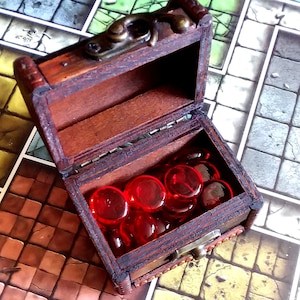 Cofre de contadores de vida personalizado y genial para Magic: The Gathering y otros juegos de cartas de estrategia similares. Cofre de madera rústica con runa de vida y contadores.
