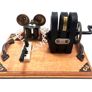 Incroyable sonnerie Steampunk : un générateur magnéto à manivelle antique de 3 barres alimente une double sonnerie d'électro-aimant lorsqu'il est actionné !