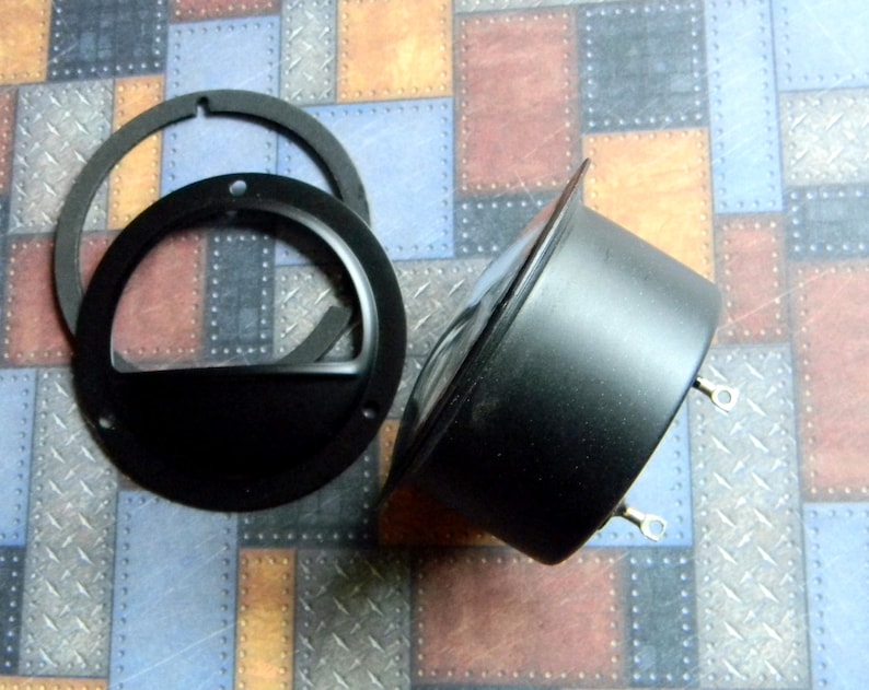 Puede incluir: Rejilla de altavoz de metal negro con dos soportes de montaje. La rejilla est&aacute; hecha de dos piezas, un anillo exterior m&aacute;s grande y un anillo interior m&aacute;s peque&ntilde;o.