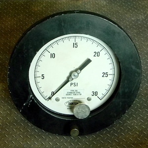 RIESEN Steampunk Design TEIL. Riesige Vintage Manufaktur. Metall Gehäuse & Glasabdeckung. Funktioniert einwandfrei. ca. 10 Zoll Durchmesser. Wau!