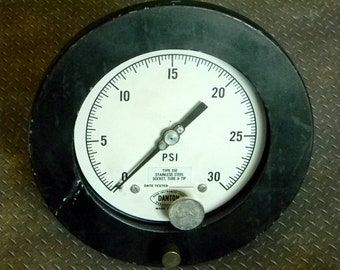 Componente di design Steampunk GIGANTE. Manometro vintage di grandi dimensioni. Cassa in metallo e copertura in vetro. Testato e funzionante. Diametro di circa 25 cm. Wow!