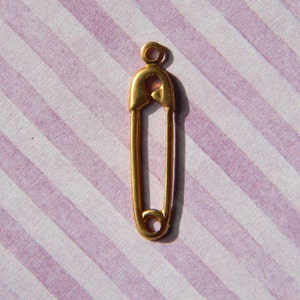 &quot;Süßer &quot;&quot;Sicherheitsnadel&quot;&quot; Anhänger,&quot; Originales Messing-Stanzteil. Vervollkommnen Sie für eine kleine Sicherheitsnadel-Halskette oder ein Bettelarmband. Messing Sicherheitsnadel Perle.