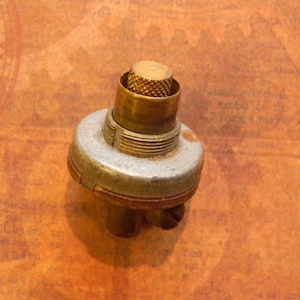 Fully Functional Vintage Fuse Socket- Steampunk Crafting Part - Tested and Working - Vintage Fuse Block - Mfg. Les Newton, Mass.