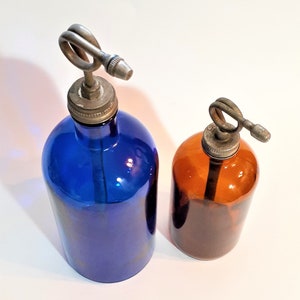 Seltenes antikes Set chemischer Pumpsprüher. Dunkel Kobalt Blau Und Dunkel Bernstein Braun Glas. Toppers heben & spritzen. Lot von 2 Flaschen