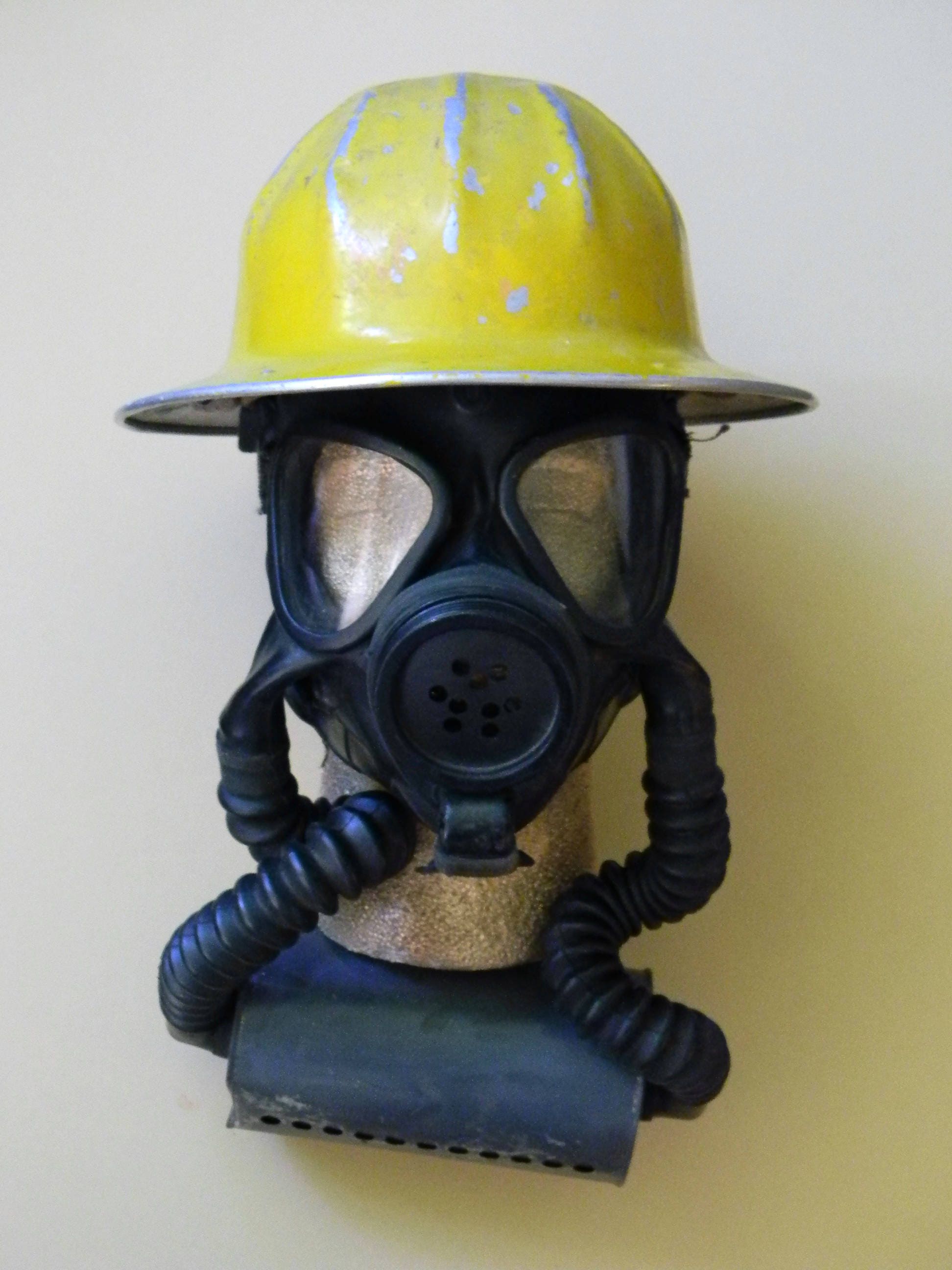 Accessoires de costumes ultime Vintage Zombie Apocalypse : Casque métal archaïque et respirateur Vintage gaz masque. Costume steampunk Apocalypse. Accessoires de costumes ultime Vintage Zombie Apocalypse : Casque métal archaïque masque. et respirateur Vintage gaz masque. archaïque Costume steampunk Apocalypse. 79378e