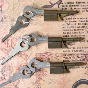 Foil Peeping Tom&#39;s & Double Lock alte Türen mit diesen Vintage-Schlüsselloch-Schlössern. Drei Sets verfügbar. Einzeln oder Dreierpack erhältlich.