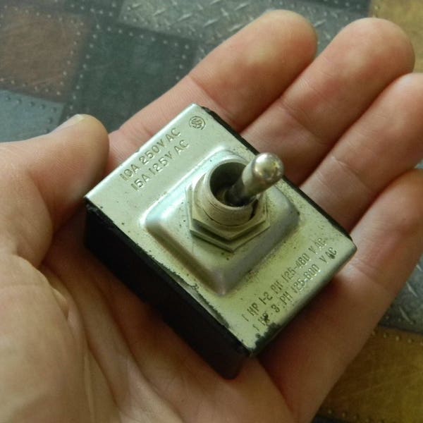 Large Vintage Industrial Toggle Switch for Crafting Parts. Used Functional Switch in Good Working Condition. 10A 250V AC / 15A 125V AC.