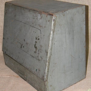 Großer industrieller Stahl-Werkzeug-Schrank Maschinisten-Schrank - Vintage Werkzeug- oder Teilekiste für Steampunk-Handwerker oder industrielles Dekor