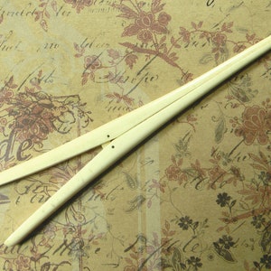 Antiker Handschuh-Dehner aus Knochen. Sehr guter Zustand mit gutem Federscharnier. Ungefähr 6,5 Zoll lang. Ein Must-Have für viktorianische Ladies!